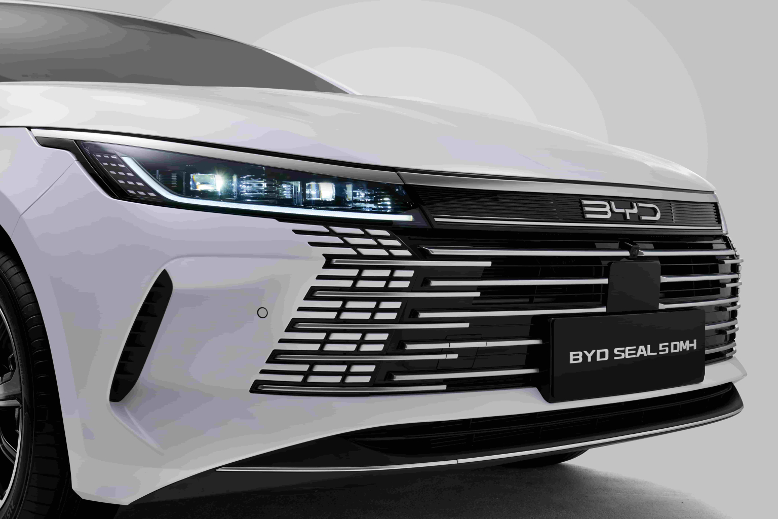 BYD SEAL 5 - Ngoại thất - Mặt Ca-Lăng Tối Giản Của BYD Seal 5